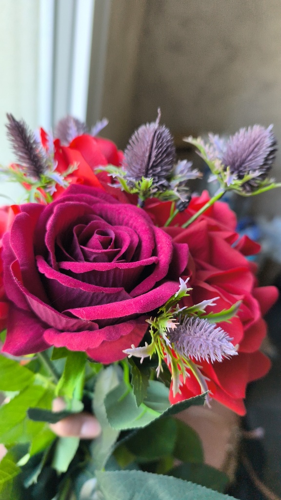 Bouquet de roses rouges et chardons