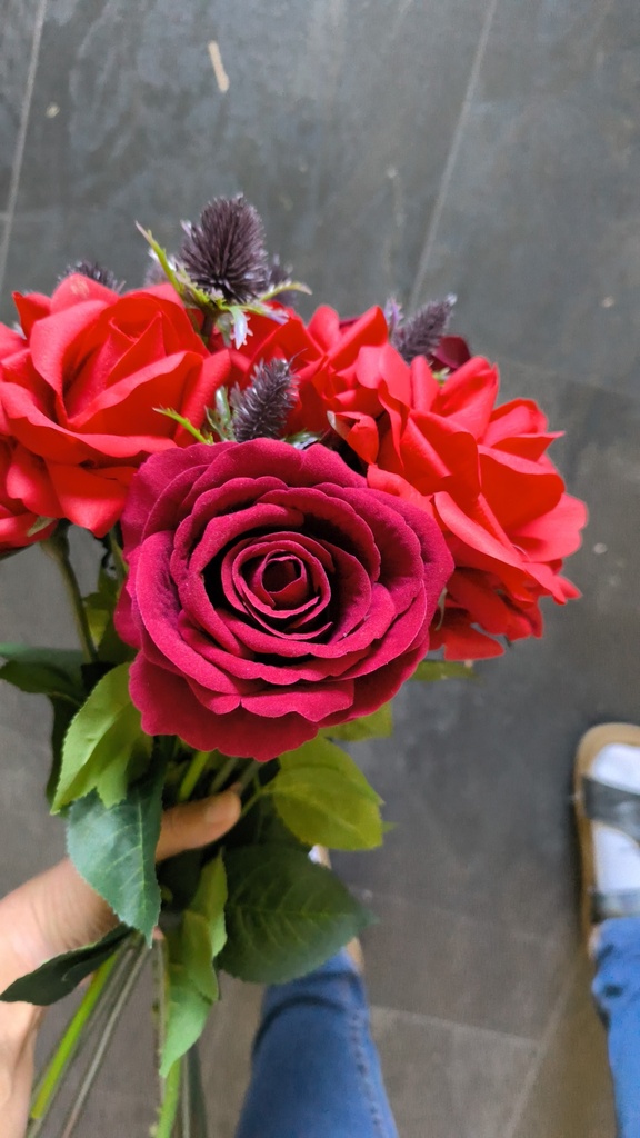 Bouquet de roses rouges et chardons