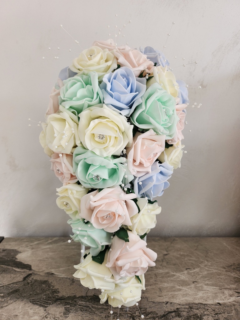 Bouquet artificiel de roses pastelles