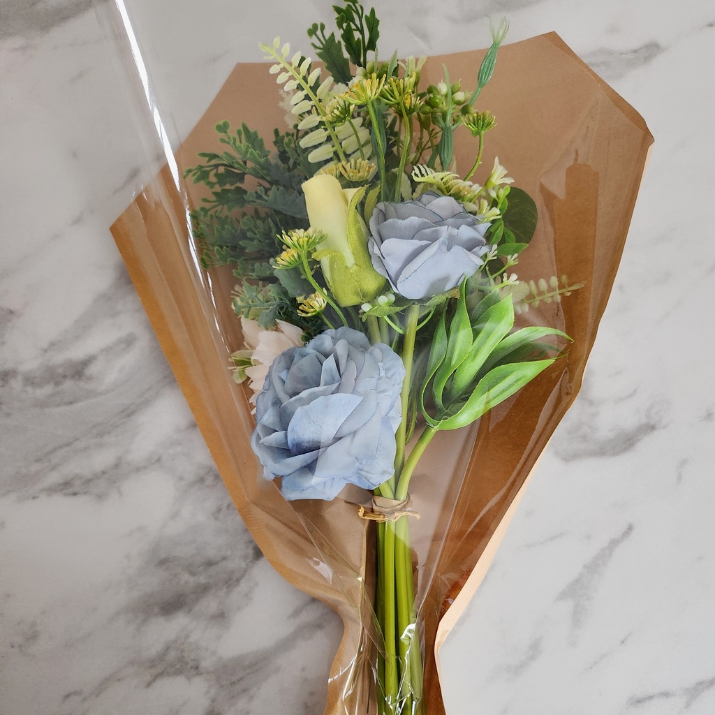 Petit bouquet feuillage et roses bleues