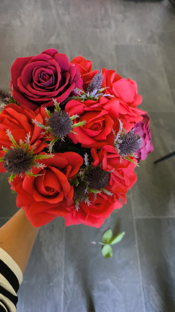 Bouquet de roses rouges et chardons